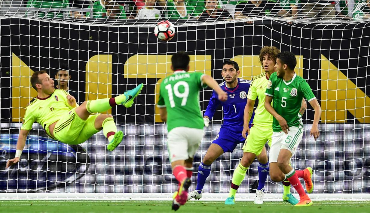 Pemain Venezuela, Jose Velazquez, saat mencetak gol ke gawang Meksiko dalam laga Grup C Copa America 2016 di Stadion NRG, Houston, AS, Selasa (14/6/2016) WIB. (AFP/Alfredo Estrella)