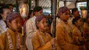 Sebagai informasi, penggunaan unsur budaya Jawa dalam setiap perayaan keagamaan menjadi ciri khas Gereja Hati Kudus Tuhan Yesus (HKTY) Ganjuran, Bantul, Yogyakarta. Tampak dalam foto, umat Katolik yang mengenakan pakaian tradisional Jawa menunggu untuk menghadiri Misa Malam Natal di Gereja Hati Kudus Yesus di Ganjuran, Bantul, Yogyakarta, pada Rabu 24 Desember 2025. (DEVI RAHMAN/AFP)