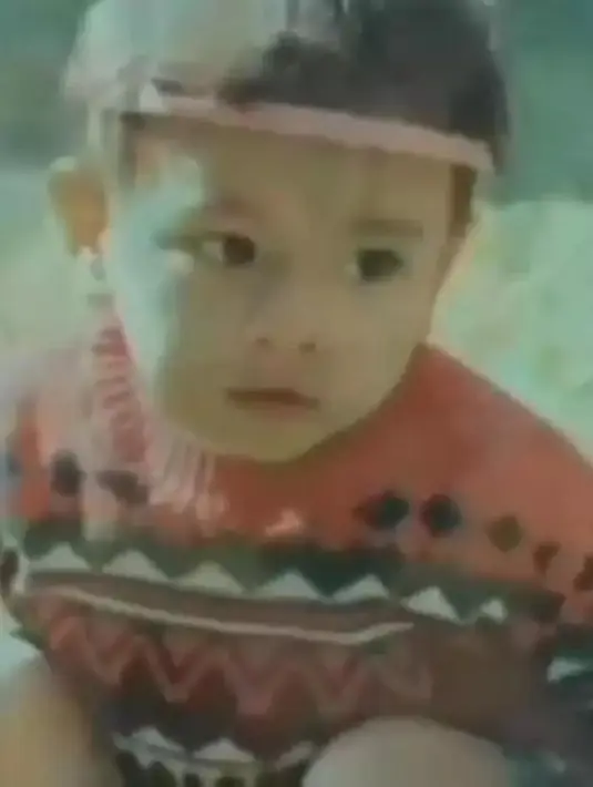 Raffi terlihat menggemaskan dengan gaya vintage khas 80-an . (Foto: Instagram/raffinagita1717