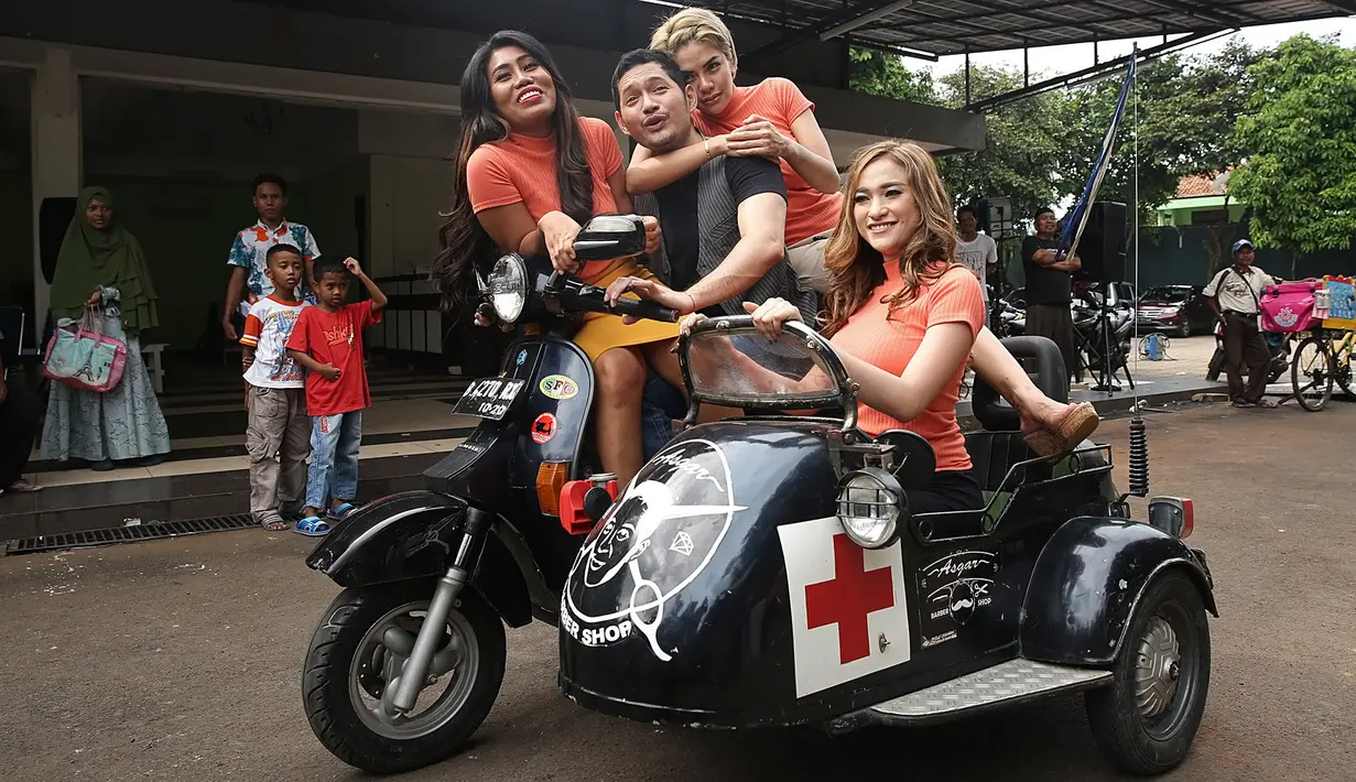 "Kebetulan datang 3 bidadari, disalahin penulis sih, kok milih Dona. Tapi di sini kerjanya fun, kita usahain, suasana kerja bisa dirasain yang nonton, gak berat lah," tutur Evan. (Bambang E. Ros/Bintang.com)