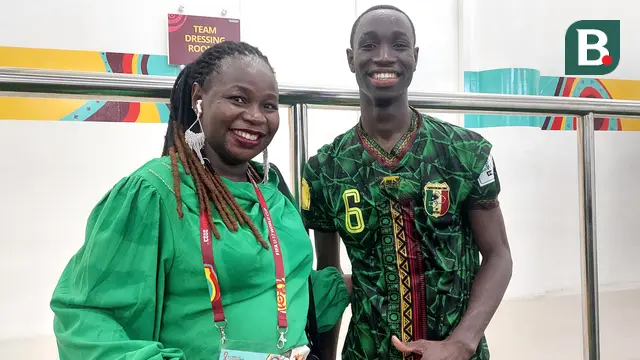 Jurnalis asal Mali, Kadiatou Bagayoko (kiri), berfoto bersama sang keponakan, Sekou Kone