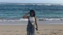 Nah, kalau yang satu ini Mima sedang liburan di pantai. Ia memakai overall denim dengan dalaman tanktop putihnya. Tak lupa kacamata hitam yang kekinian banget. (Instagram/mimashafa)