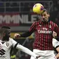 Striker AC Milan, Zlatan Ibrahimovic, menyundul bola saat melawan Torino pada laga Coppa Italia di Stadion San Siro, Milan, Selasa (28/1). Milan menang 4-2 atas Torino. (AFP/Miguel Medina)