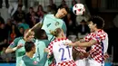 Perebutan bola antara pemain Portugal dengan pemain Kroasia pada laga 16 besar Piala Eropa 2016 di Stade Bollaert-Delelis, Lens, Minggu (26/6/2016) dini hari WIB. (Reuters/Charles Platiau)