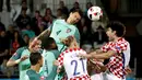 Perebutan bola antara pemain Portugal dengan pemain Kroasia pada laga 16 besar Piala Eropa 2016 di Stade Bollaert-Delelis, Lens, Minggu (26/6/2016) dini hari WIB. (Reuters/Charles Platiau)