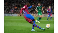 Ousmane Dembele kembali menunjukkan kualitasnya dengan memberi bola untuk membantu mantan dua bomber liga Inggris tersebut mencetak gol kedua dan ketiga. (AFP/Josep Lago)
