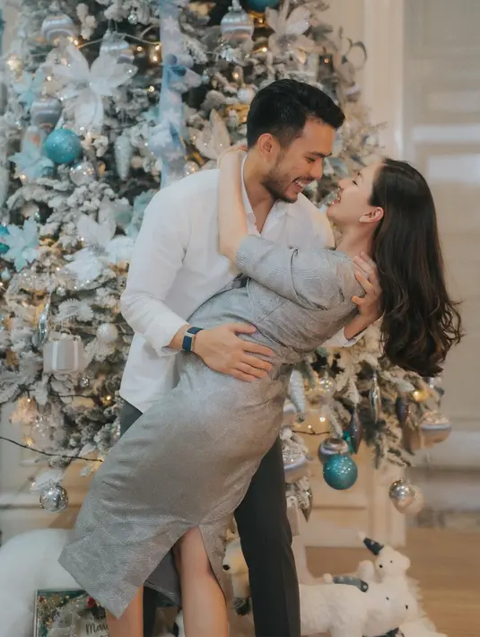 Potret kebahagiaan Jessica dan Yakup yang resmi menjadi suami istri. Ini merupakan momen perdana pasangan ini merayakan Natal bersama setelah menjadi suami istri. [Instagram/jscmila]