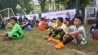 Para peserta Allianz Explorer Camp 2019 tengah menantikan giliran menjalani seleksi yang digelar di Stadion Sepak Bola PSPT, Tebet, Jakarta Selatan, Sabtu (22/6/2019). (Bola.net/Fitri Apriani)