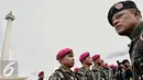 Panglima TNI Jenderal Gatot Nurmantyo meninjau pasukan usai Apel Gelar Pasukan Pengamanan KTT OKI ke-5 di Silang Monas, Jakarta Pusat, Selasa (1/3/2016). Sebanyak 10.150 ribu pasukan TNI dikerahkan pada Apel tersebut. (Liputan6.com/Faizal Fanani)