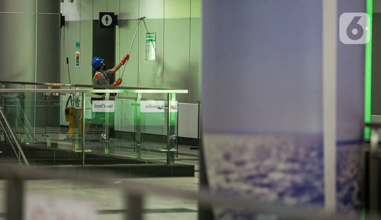 Petugas kebersihan terlihat beraktivitas di Stasiun MRT Bundaran HI, Jakarta, Selasa (3/8/2021). Jumlah penumpang Moda Raya Terpadu (MRT) Jakarta semakin menurun semenjak Pemberlakuan Pembatasan Kegiatan Masyarakat (PPKM). (Liputan6.com/Faizal Fanani)