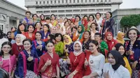 Sebagai bagian upata melestarikan kebaya di era modern, para tokoh dan ratusan perempuan Semarang ramai-ramai mengikuti Parade Kebaya Nasional,di Balaikota Semarang, pada  pada Sabtu, 2 Juli 2022.