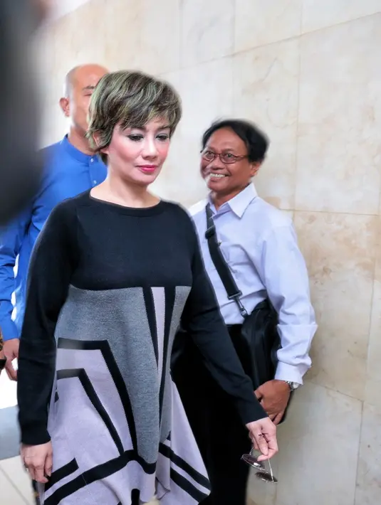 Reza terlihat segar, penampilan siang itu menarik para wartawan. Reza datang dengan penampilan rambut baru. Sebelumnya, ia datang dengan rambut pendek warna pirang. Kali ini ia datang dengan cat rambut warna hijau menyala. (Adrian Putra/Bintang.com)