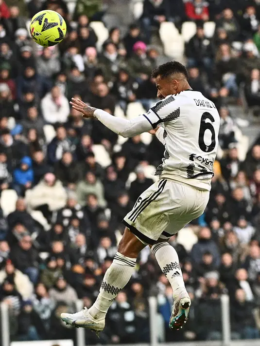 <p>Pemain Juventus Danilo menyundul bola saat melawan Monza pada pertandingan sepak bola Liga Italia di Allianz Stadium, Turin, Italia, 29 Januari 2023. Juventus makin terpuruk usai kalah 0-2 dari Monza. (Marco Alpozzi/LaPresse via AP)</p>