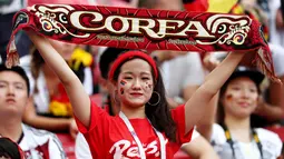 Suporter Korea Selatan saat menyaksikan laga melawan Jerman pada laga Piala Dunia di Stadion Kazan, Rusia, Rabu (27/6/2018). Korea Selatan menang 2-0 atas Jerman. (AFP/Roman Kruchinin)