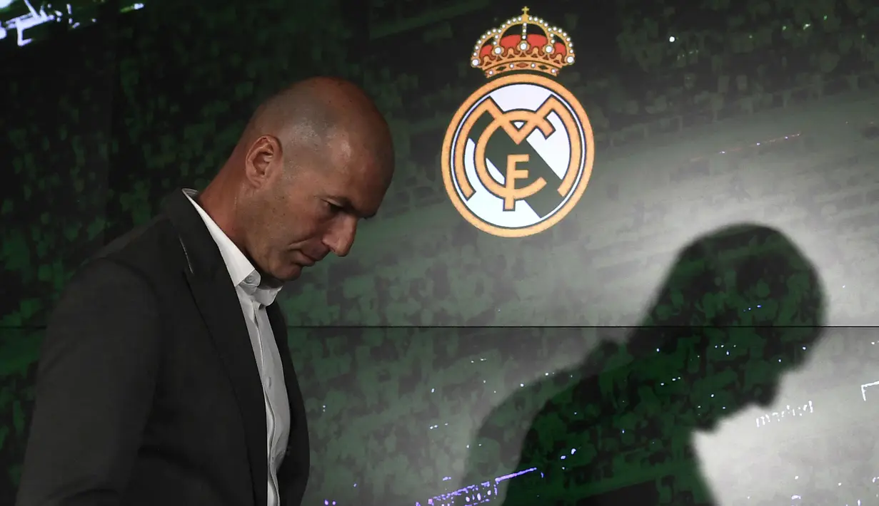 Zinedine Zidane – Real Madrid akan ditinggal ketiga kalinya oleh Zinedine Zidane. Alasan kepergian Zidane karena dirinya merasa kelelahan menangani musim 2020/2021 serta gagal mempersembahkan trofi untuk klub yang berjuluk Los Merengues tersebut. (Foto: AFP/Pierre-Philippe Marcou)