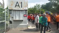 Penonton saat sedang antre untuk membeli tiket pertandingan Persija Jakarta melawan Persib Bandung di Stadion Manahan, Solo, Jumat (3/11/2017). (Bola.com/Ronald Seger Prabowo)