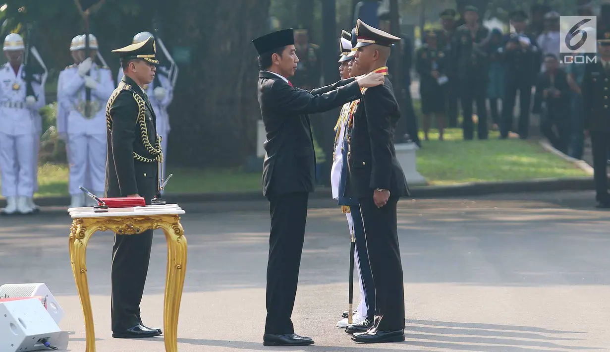 Presiden Jokowi menyematkan tanda pangkat di pundak empat orang Perwira Remaja yang mendapat penghargaan Adhi Makayasa pada upacara pelantikan Prasetya Perwira Remaja (Praspa) 2017 di Istana Merdeka, Selasa (25/7). (Liputan6.com/Angga Yuniar)