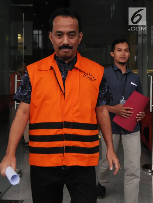 Wali Kota Blitar Muhammad Samanhudi Anwar usai menjalani pemeriksaan perdana pascapenahanan di Gedung KPK, Jakarta, Senin (25/6). Samanhudi ditetapkan sebagai tersangka bersama dua pihak swasta. (Merdeka.com/Dwi Narwoko)