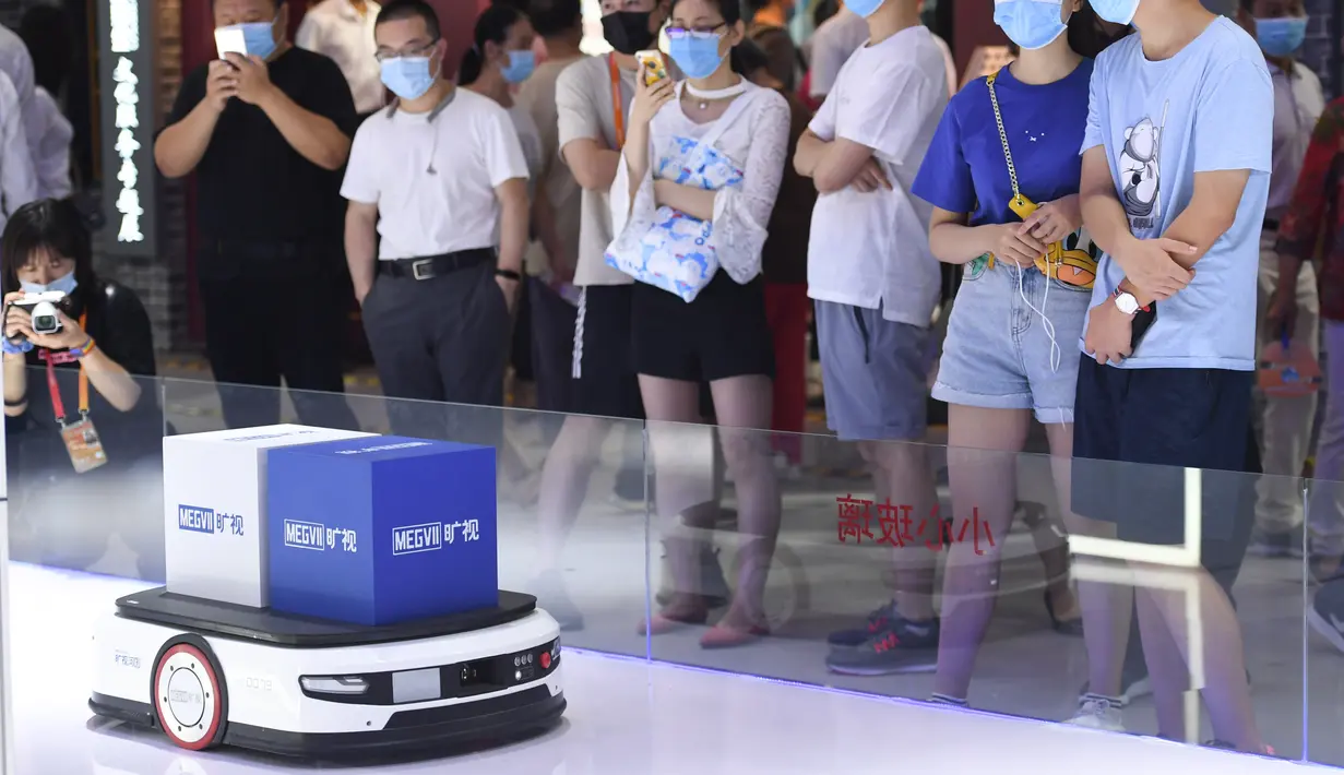 Orang-orang mengamati robot logistik pintar di area ekshibisi komprehensif dalam Pameran Perdagangan Jasa Internasional China (CIFTIS) 2020 di Beijing, ibu kota China, pada 6 September 2020. CIFTIS digelar pada 4-9 September di Beijing. (Xinhua/Ju Huanzong)