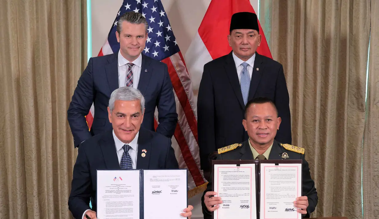 Sebagai informasi, Amerika Serikat dan Indonesia telah menjalin hubungan diplomatik formal selama lebih dari 75 tahun. Tampak dalam foto, Menteri Urusan Perang Amerika Serikat, Pete Hegseth (kiri) bersama Menteri Pertahanan Republik Indonesia, Sjafrie Sjamsoeddin, berpose untuk foto bersama Mayor Jenderal Angkatan Udara AS Kelly McKeague dan Mayor Jenderal Indonesia Agus Widodo (kanan) setelah menandatangani nota kesepahaman di Pentagon, Arlington, Virginia, pada 13 April 2026. (Chip Somodevilla/Getty Images North America/Getty Images via AFP)