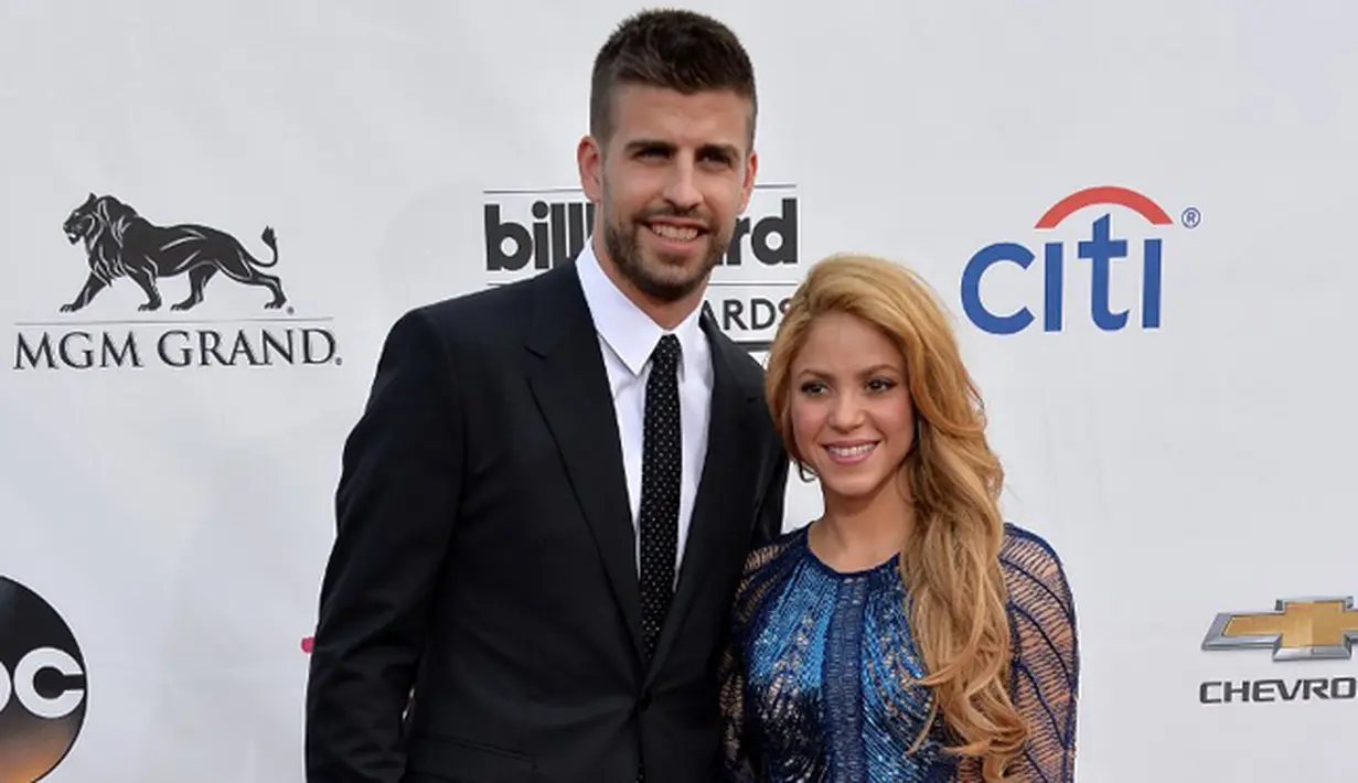 Bek andalan Barcelona, Gerard Pique ternyata sudah lama menjalin kasih dengan Penyanyi seksi Shakira, mereka berdua datang bersama saat menghadiri  Billboard Music Awards 2014 di MGM Grand Garden Arena pada 18 Mei 2014 di Las Vegas. (AFP/Frazer Harrison)