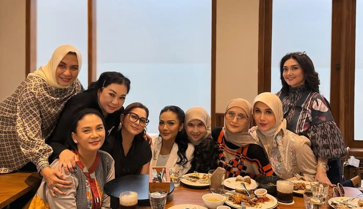 Baru-baru ini, beberapa artis era 90an berkumpul bersama. Mereka adalah Bella Saphira, Kris Dayanti, Inneke Koesherawati, Cut Keke, Dian Nitami, hingga Marini Zumarnis. [@inekekoes]