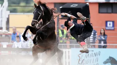 Seorang Gaucho terlempar dalam Criolla del Prado di Montevideo, Uruguay, Rabu (12/4). Selama Minggu Suci, kota Montevideo menyelenggarakan rodeo untuk penunggang kuda terbaik. (AP Photo / Matilde Campodonico)