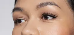 Cluster lashes bisa menjadi pilihan untuk membuat mata terlihat lebih lentik tanpa menggunakan full strip lashes. Dengan teknik pemasangan yang tepat, hasilnya bisa lebih rapi dan nyaman. (Foto/Dok: Magnific)