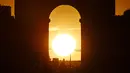 Foto yang diambil pada 2 Agustus 2022 menunjukkan Arc de Triomphe saat matahari terbenam, di Paris. Peristiwa yang dikenal sebagai "Paris Henge" ini terjadi dua kali setahun. (Photo by Stefano RELLANDINI / AFP)