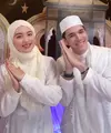 Meski bukan seorang muslim, Natasha Wilona terlihat mengenakan hijab untuk keperluan pemotretan dan peran dalam sinetron 'Ketika Cinta Memanggilmu'. Ia pun membuat tren tik tok bersama lawan mainnya Rionlado. [@natashawilona12]