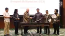 CEO PT Freeport Richard Adkerson (ketiga kiri) bersalaman dengan Direktur Utama Inalum Budi Gunadi Sadikin (ketiga kanan) usai Head of Agreement (HoA) pengambilalihan 51% saham PT Freeport Indonesia di Jakarta, Kamis (12/7). (Liputan6.com/Angga Yuniar)