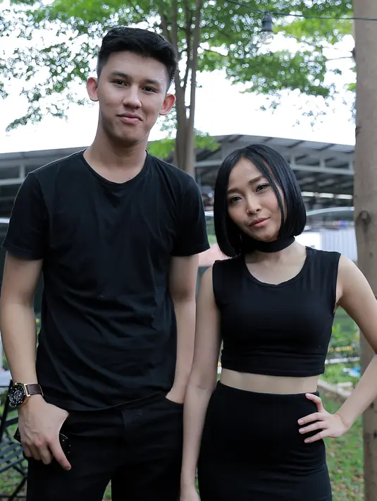 Banyak dari fans yang menginginkan kedua penyanyi ini tidak hanya sebatas partner kerja dimusik. Nitizen melihat dua penyanyi ini serasi. (Adrian Putra/Bintang.com)