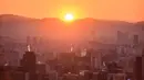 Pemandangan kota Seoul saat matahari terbit di Korea Selatan (31/10). Seoul terletak di barat laut negara, di bagian selatan DMZ Korea, di Sungai Han. (AFP Photo/Ed Jones)