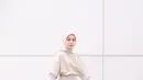 Two tone tunic warna soft cream cocok dipadukan dengan hijab berwarna nude peach seperti Lesti Kejora satu ini. [Instagram/lestikejora]