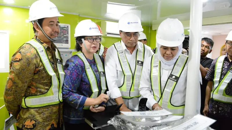 Menteri Perhubungan Budi Karya Sumadi melepas pengoperasian kapal RS Terapung KM Gandha Nusantara 1 dan 2 di Pelabuhan Kalianget Sumenep, Madura.