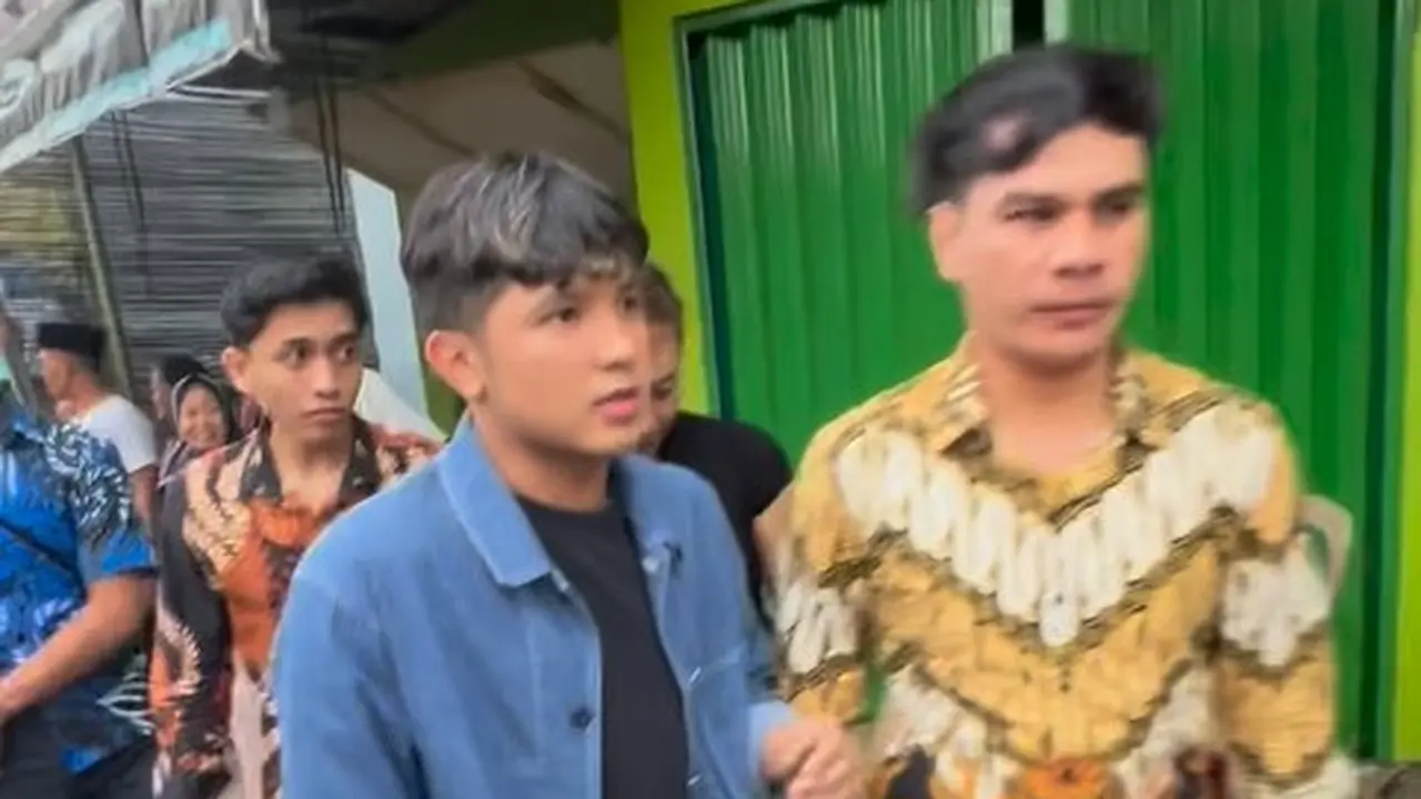 Potret Jirayut pertama kali datang ke kondangan di Indonesia (Sumber: Instagram/jirayutdaa4official)