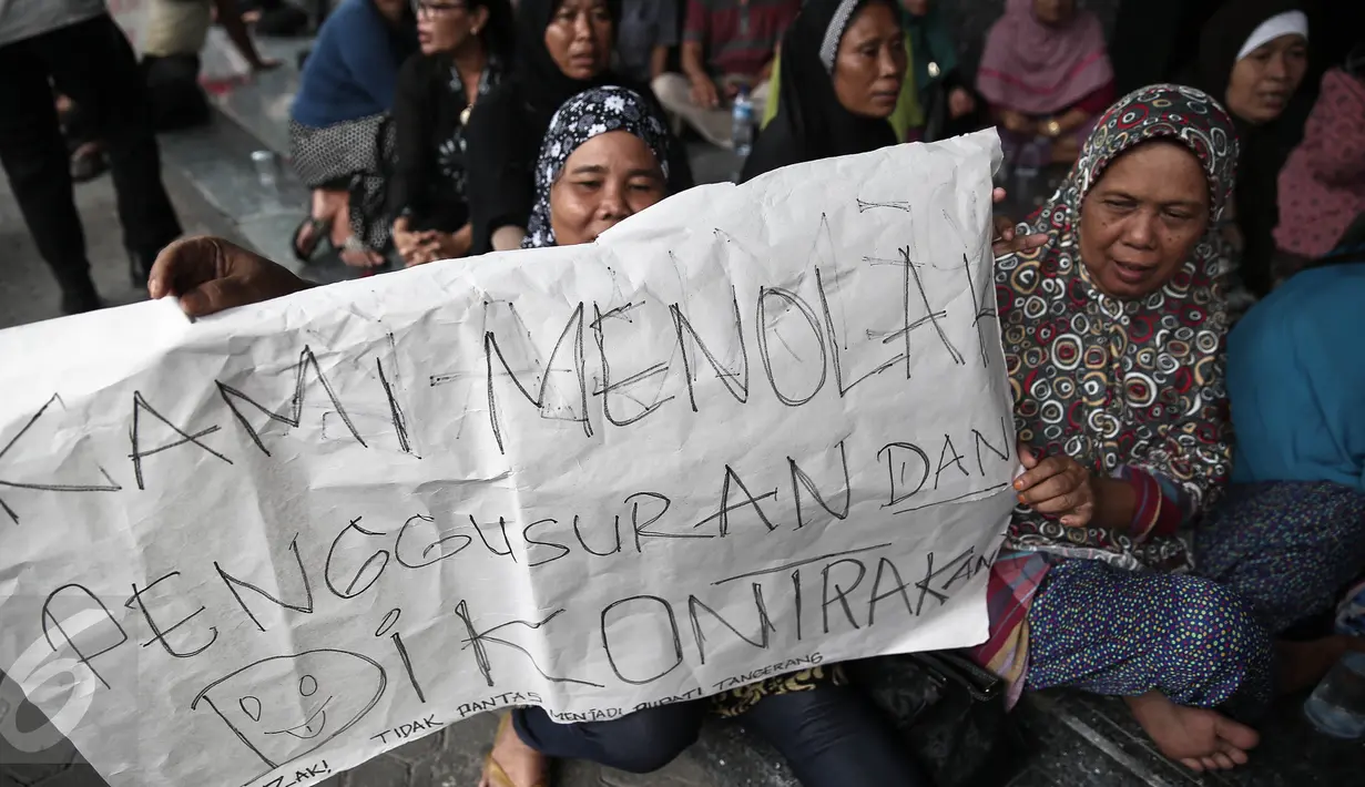 Masyarakat Nelayan Dadap membawa spanduk saat menggelar aksi unjuk rasa didepan kantor Ombudsman RI, Jakarta, (20/5/2016). Mereka menuntut usut Bupati Kabupaten Tangerang diduga melakukan pelanggaran maladministrasi. (Liputan6.com/Faizal Fanani)
