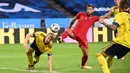 Bek timnas Swedia, Filip Helander (kiri) berebut bola dengan gelandang timnas Portugal, Bruno Fernandes pada laga UEFA Nations League A Group 3 di Friends Arena, Stockholm, Selasa (8/9/2020). Portugal kalahkan Swedia 2-0 lewat sepasang gol yang dicetak Cristiano Ronaldo. (Jonathan NACKSTRAND/AFP)