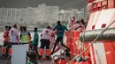 Migran turun dari kapal Penyelamat Maritim Spanyol di Pelabuhan Arguineguin di Pulau Canary di Gran Canaria, pada 10 Juli 2023. (AFP/Desiree Martin)