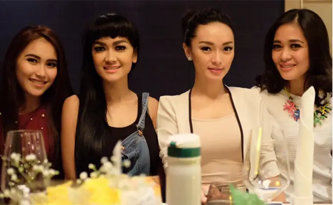 Tampak selebriti yang hadir di ulang tahun pernikahan ke-2 mereka, antara lain adalah Zaskia Gotik, Ayu Ting Ting, Julia Perez, dan Gracia Indri. (Via Instagram/@Ruben_Onsu)