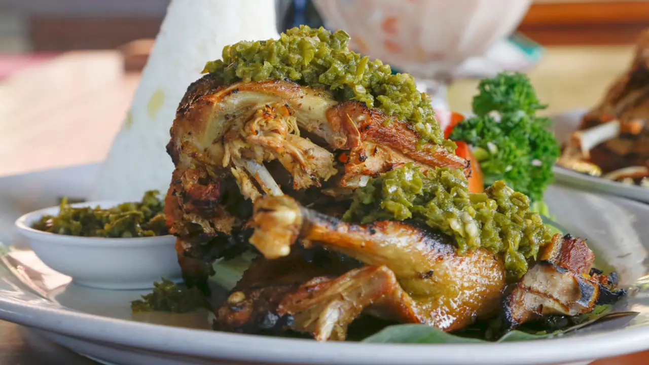 Bebek Cabe Hijau Bu Lus dan Dimsum AJE.