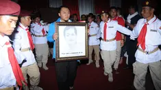 Jenazah Ketua Umum Partai Gerindra, Suhardi, disemayamkan di kantor DPP Partai Gerindra, Jumat dini hari, (29/8/2014). (Liputan6.com/Helmi Fithriansyah)