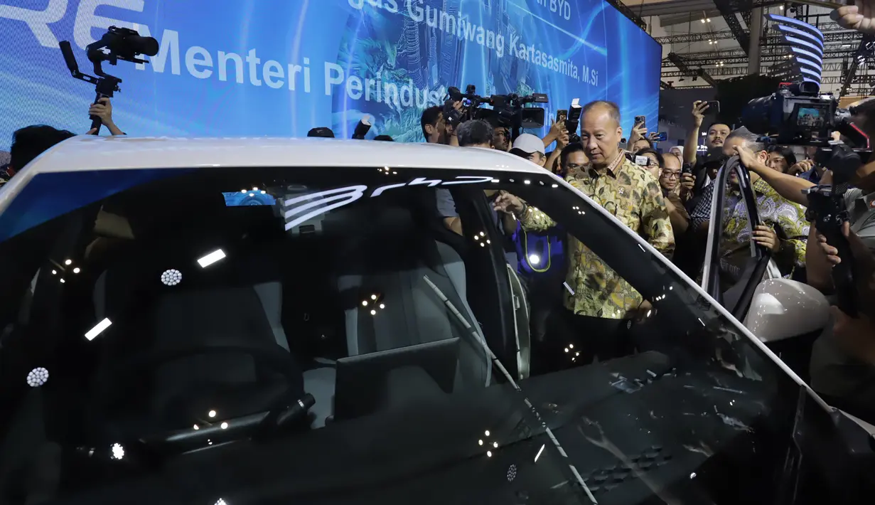 Menteri Perindustrian Agus Gumiwang Kartasasmita hadir membuka pameran otomotif internasional terbesar di Indonesia ini. (merdeka.com/Arie Basuki)