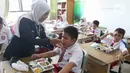 Untuk diketahui, setiap sekolah akan mendapatkan jenis lauk berbeda yang disesuaikan. (Liputan6.com/Herman Zakharia)