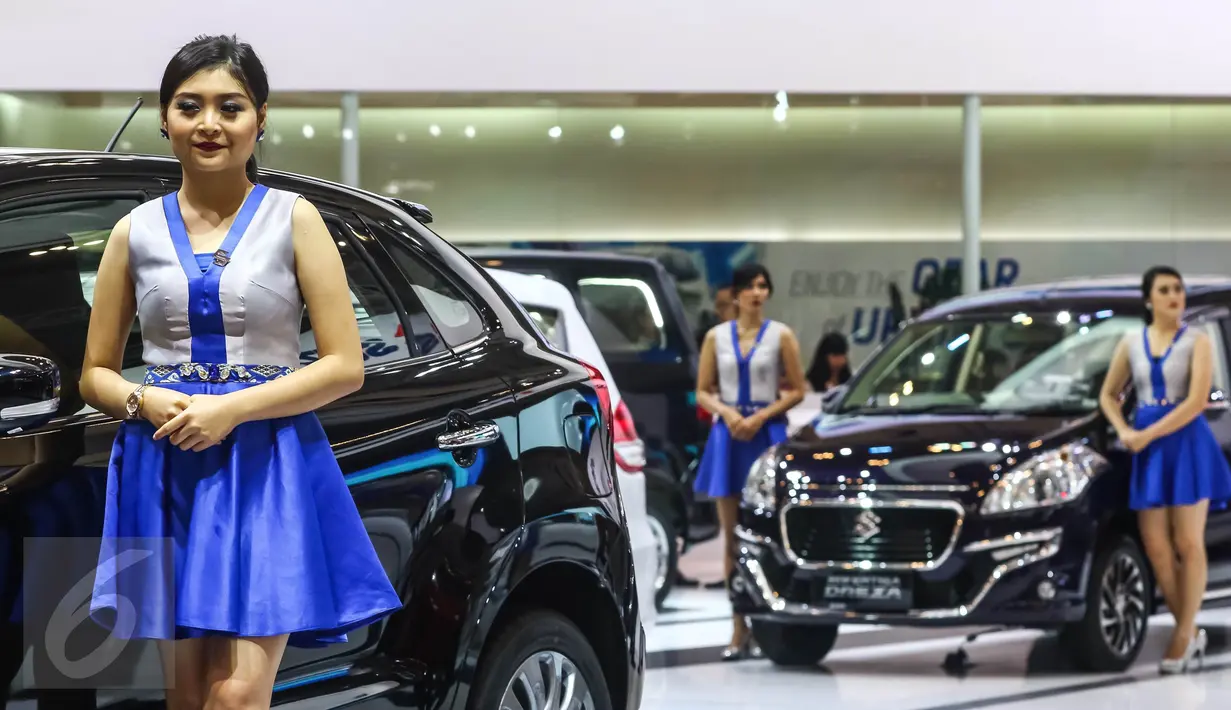 Model berdiri di samping mobil Suzuki saat pameran otomotif Gaikindo Indonesia International Auto Show (GIIAS) di ICE BSD, Tangerang Selatan, (11/08). Tercatat, 22 kendaraan model baru akan diluncurkan. (Liputan6.com/Fery Pradolo)