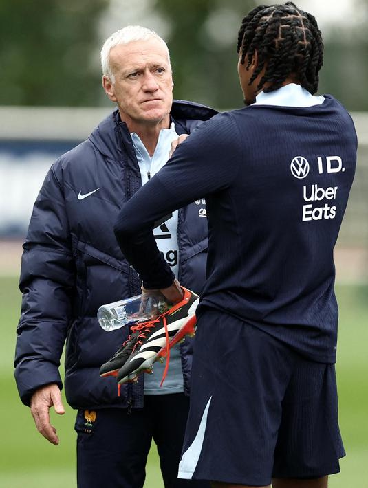 Pelatih kepala Prancis, Didier Deschamps (kiri) berbincang bersamaJules Kounde dalam sesi latihan untuk pertandingan sepak bola persahabatan melawan Jerman dan Chili, di Clairefontaine-en-Yvelines, 18 Maret 2024. (FRANCK FIFE/AFP)