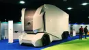 Truk konsep otomatik T-pod Einride dipamerkan saat pratinjau pers di North America International Auto Show (NAIAS) 2018 di Detroit, Michigan, Selasa (16/1). NAIAS lebih populer dikenal dengan Detroit Motor Show. (Nova SAFO/AFP)