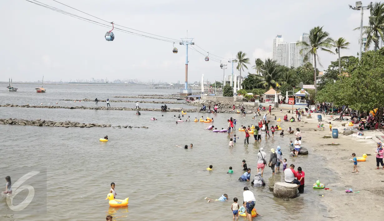 Suasana dikawasan pantai Ancol saat libur Hari Paskah, Jakarta, Jumat (14/4). Sejumlah kawasan wisata di ibukota termasuk Taman Impian Jaya Ancol menjadi tujuan wisata masyarakat menghabiskan libur Hari Paskah. (Liputan6.com/Faizal Fanani)