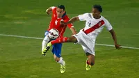 Bek Chili, Mauricio Isla (kiri) berebut bola dengan pemain Peru, Andre Carrillo saat semifinal Copa Amerika 2015 di National Stadium, Santiago, Chili, (29/6/2015). Chili melaju ke final usai mengalahkan Peru 2-1. (REUTERS/Ricardo Moraes)