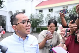Menteri Pendidikan Tinggi, Sains, dan Teknologi (Mendiktisaintek) Brian Yuliarto usai mengikuti rapat terbatas bersama Presiden Prabowo di Kompleks Istana Kepresidenan Jakarta. (Liputan6.com/Lizsa Egeham)
